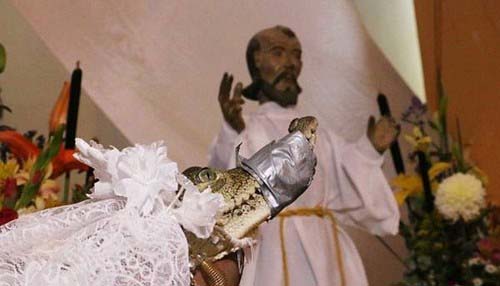 رسم وحشتناک ازدواج با تمساح در مکزیک (عکس)