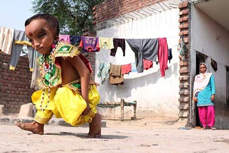 کودک 6 ساله عجیبی که در هند پرستش میشود +تصاویر
