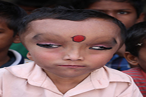 کودک 6 ساله عجیبی که در هند پرستش میشود +تصاویر
