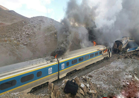 تصاویر و علت برخورد دو قطار در سمنان +فیلم تصاویر و علت برخورد دو قطار در سمنان +فیلم