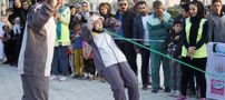 کشیدن سه خودرو با دندان توسط دختر اهوازی +تصاویر