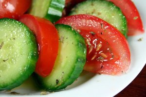 مصرف گوجه با خیار و غذاهای مختلف ضرر دارد