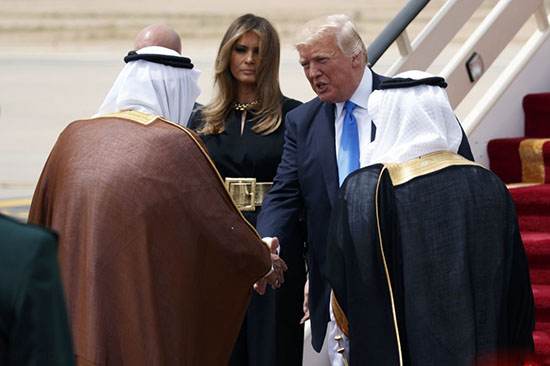 پوشش ملانیا همسر ترامپ در مقابل پاپ پوشش ملانیا همسر ترامپ در مقابل پاپ