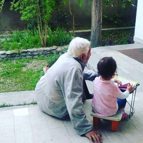 عکس جدید دختر مهناز افشار در کنار پدربزرگش عکس جدید دختر مهناز افشار در کنار پدربزرگش