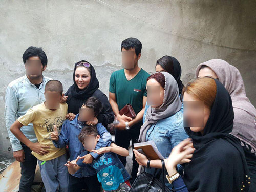 دیدار این خانم بازیگر ایرانی با نیازمندان (عکس)