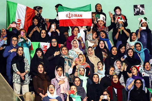 حضور دختران و زنان در بازی والیبال (عکس)