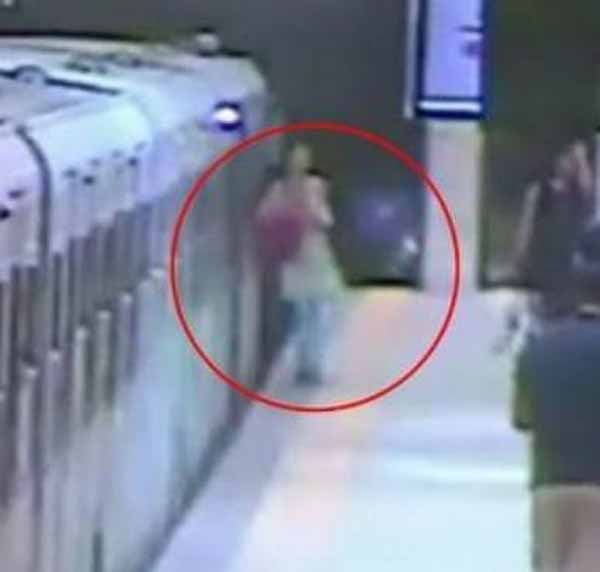 حادثه ای ناگوار برای این خانم در مترو (عکس)