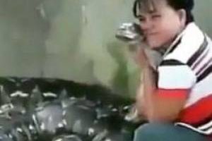 رابطه عاشقانه این زن با یک مار ترسناک (عکس)