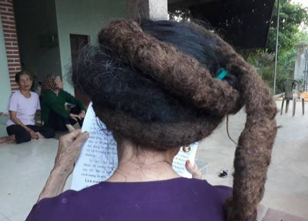 پیرزن 81 ساله با موهای سه متری و عجیبش (عکس)