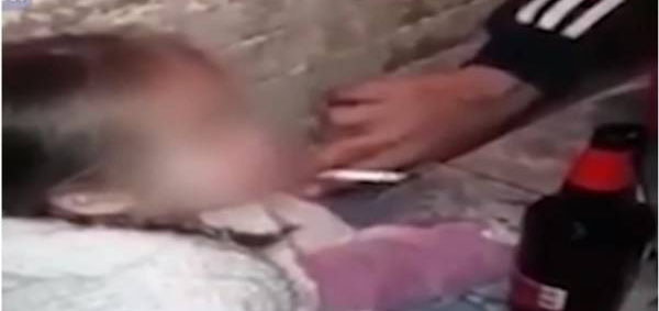 رفتار زننده و شرم آور این پدر معتاد با دخترش (عکس) رفتار زننده و شرم آور این پدر معتاد با دخترش (عکس)