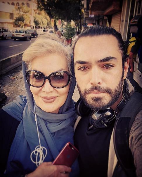 سلفی خواننده آکادمی گوگوش و مادرش در تهران سلفی خواننده آکادمی گوگوش و مادرش در تهران