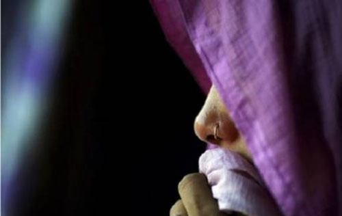کار احمقانه و عجیب این دختر برای شوهر کردن کار احمقانه و عجیب این دختر برای شوهر کردن