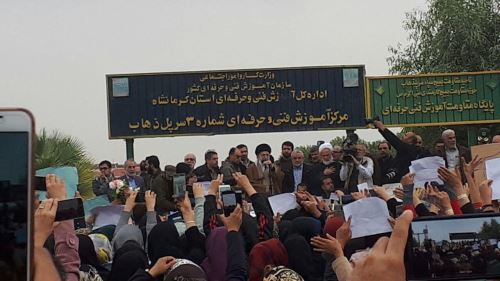 تصاویر دیدنی رهبر انقلاب در بین مردم زلزله زده کرمانشاه
