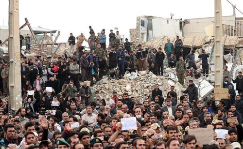 تصاویر دیدنی رهبر انقلاب در بین مردم زلزله زده کرمانشاه