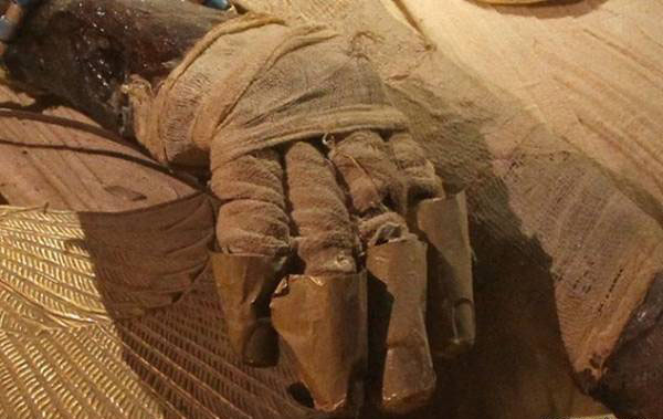حراج بقایای اجساد چهره های معروف (عکس)