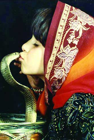 دختر زیبای ایرانی ملکه مارها نام گرفت (عکس)