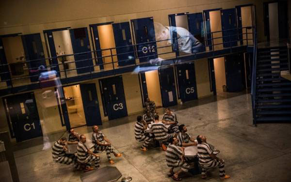 اعتراف گیری و شکنجه زندانیان در امریکایی (عکس)