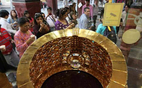 بزرگترین حلقه طلا با چندین پوند جواهرات (عکس)