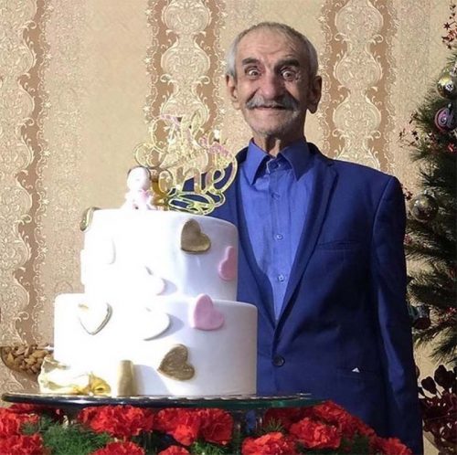 عکس جالب احمد پور مخبر با کیک تولدش عکس جالب احمد پور مخبر با کیک تولدش