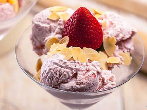 طرز تهیه بستنی توت فرنگی در خانه