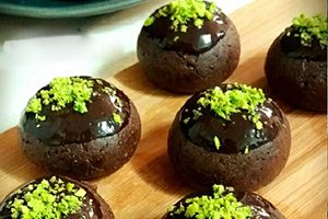 روش تهیه شیرینی قرابیه شکلاتی خیس