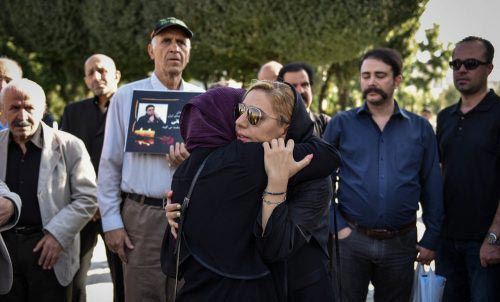 چهره های معروف در مراسم خاکسپاری حسین عرفانی چهره های معروف در مراسم خاکسپاری حسین عرفانی