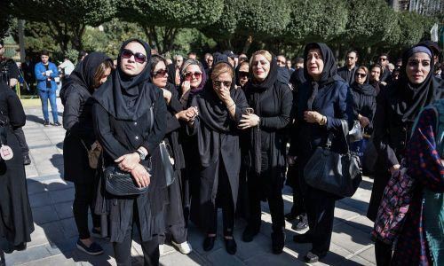 چهره های معروف در مراسم خاکسپاری حسین عرفانی چهره های معروف در مراسم خاکسپاری حسین عرفانی