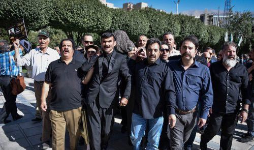 چهره های معروف در مراسم خاکسپاری حسین عرفانی چهره های معروف در مراسم خاکسپاری حسین عرفانی