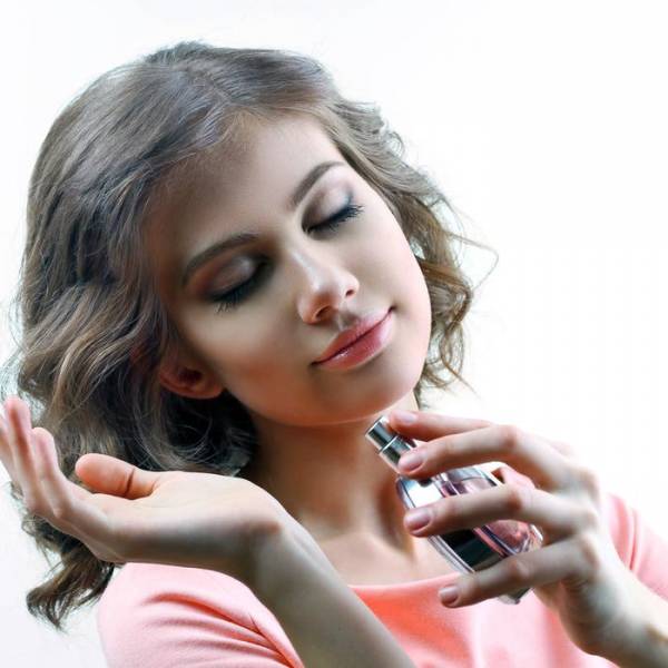 7 راز اصلی زنان خوشبو در عطر زدن چیست