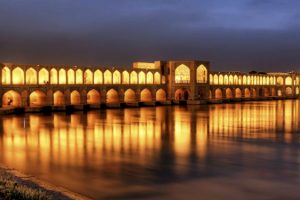 حصار قرمز سازمان میراث فرهنگی بر پل خواجو اصفهان
