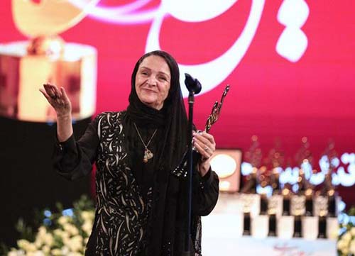 لحظه جنجالی تشکر گلاب آدینه از مهدی هاشمی (فیلم)