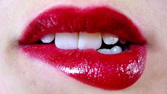 بهترین روش های گیاهی و خانگی قرمز کردن لب