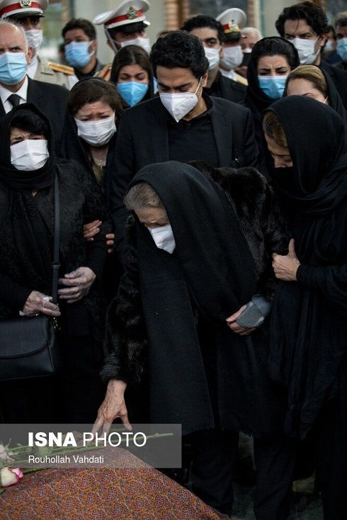 عکس گریه های همسر سابق و فعلی استاد شجریان در تشییع پیکرش عکس گریه های همسر سابق و فعلی استاد شجریان در تشییع پیکرش