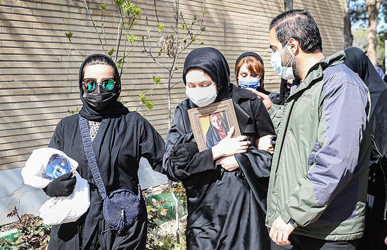 تصاویر خاکسپاری آزاده نامداری در قطعه هنرمندان تصاویر خاکسپاری آزاده نامداری در قطعه هنرمندان