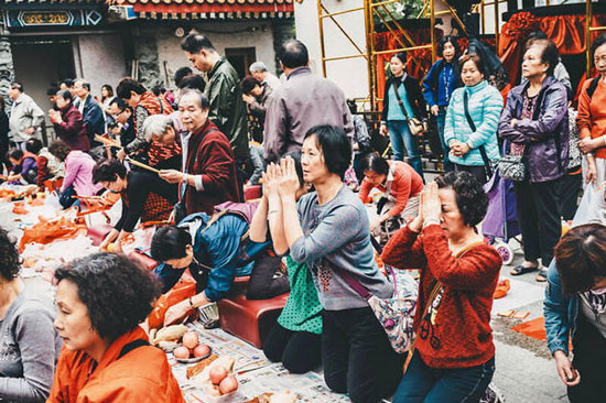 عجیب ترین مراسم و عقاید مردم هنگ کنگ + عکس
