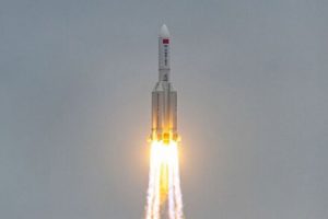 موشک فضایی 21 تنی کنترل نشده در حال سقوط به طرف زمین