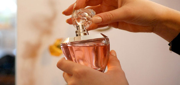 چگونه به ماندگاری بیشتر عطر و ادکلن کمک کنیم؟