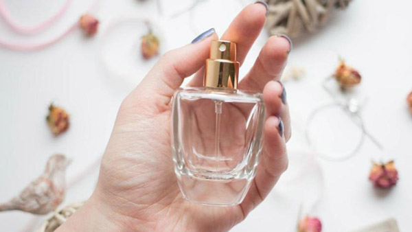 چگونه به ماندگاری بیشتر عطر و ادکلن کمک کنیم؟