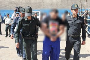 تصاویر پخش شده از لحظه شلاق خوردن آدمخوار کرجی در انظار عمومی