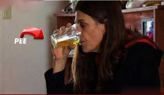 این زن معتاد به خوردن ادرار خود است + عکس این زن معتاد به خوردن ادرار خود است + عکس