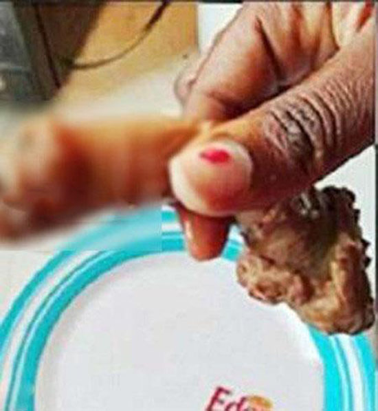 آلت جنسی مردانه که در رستوران غذای این زن بیچاره شد + عکس