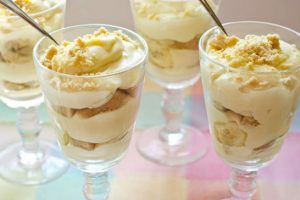 روش تهیه محلبی با موز و بیسکوئیت