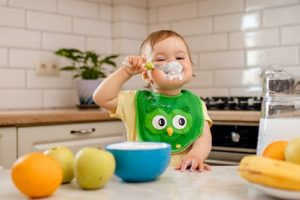 به کودکتان بیشتر از کالری مورد نیازش غذا ندهید