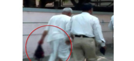 این پیرمرد هندی با سر بریده همسرش پیاده روی میکند + عکس