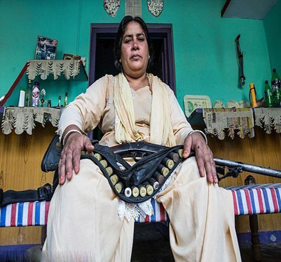 زن هندی با جرات که مردان شهوت پرست را تنبیه میکند + عکس
