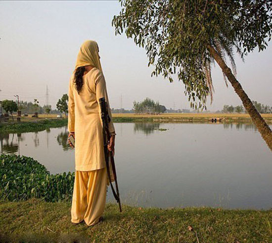 زن هندی با جرات که مردان شهوت پرست را تنبیه میکند + عکس