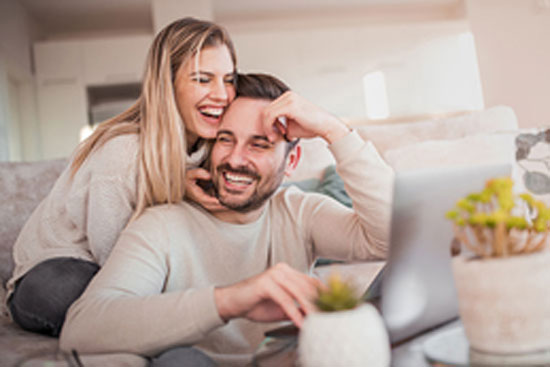 چرا بعضی زوج های جوان خیلی خوشبخت و خوشحال به نظر میرسند؟ چرا بعضی زوج های جوان خیلی خوشبخت و خوشحال به نظر میرسند؟