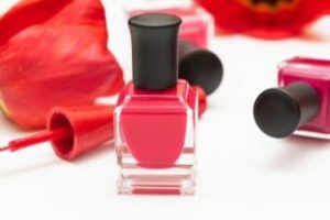 کاربردهای غیر آرایشی و کار راه بنداز از لاک ناخن