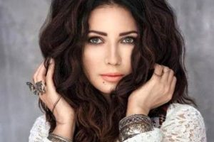 زیبایی عجیب زن 41 ساله درحد دختر جوان 20 ساله که فرودگاه را بهم ریخت + عکس