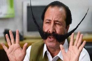 مردی با سبیل های 60 سانتی که زنان را عاشق می کند